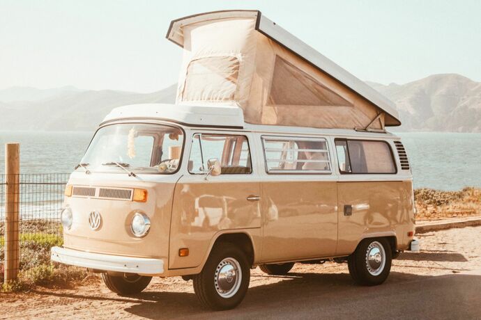 VW Buli vor einem Strand